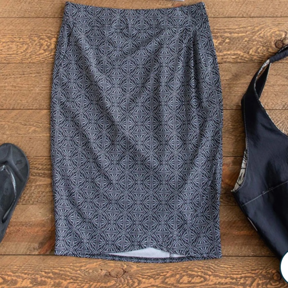 RipSkirt Hawaii "Black Pearl Batik” Pattern
Adjustable Wrap Skirt (Length 3) - M